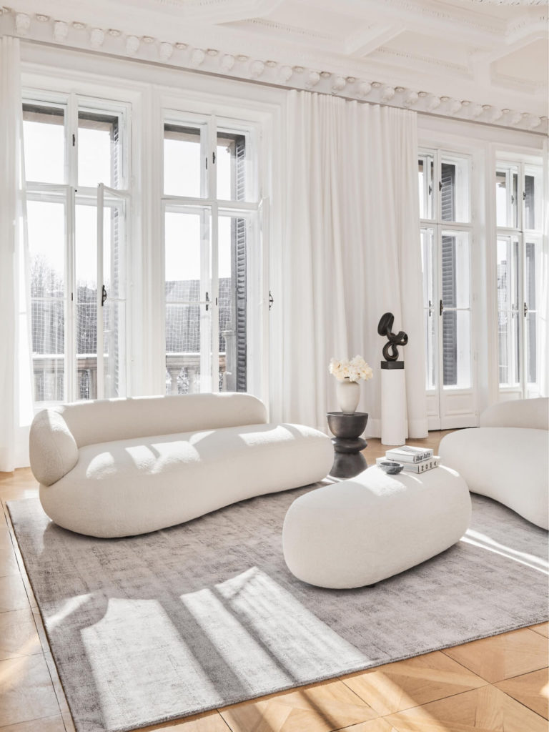 Déco salon intérieur parisien canapé arrondi blanc