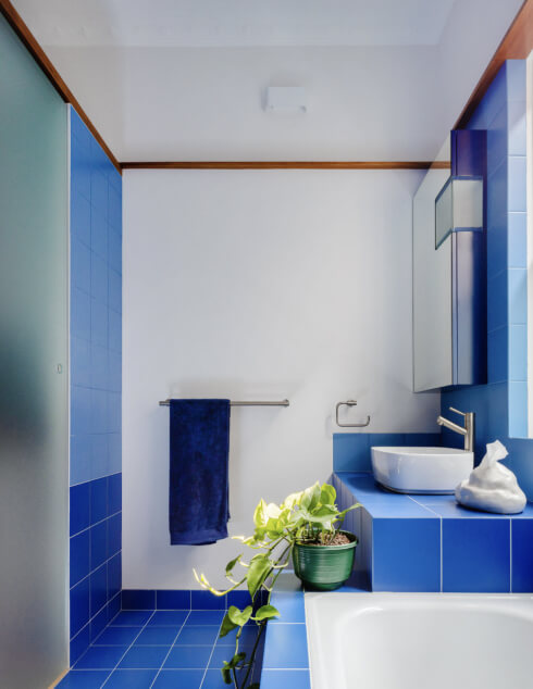 Décoration salle de bain bleu indigo