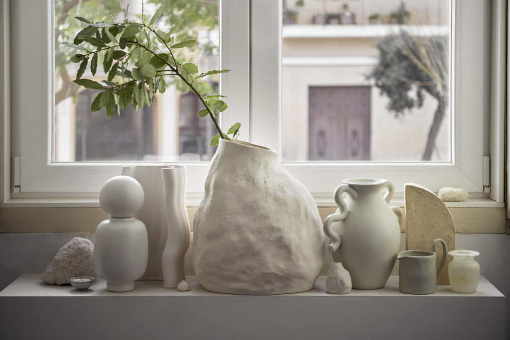Weiße Vase im skandinavischen Dekor